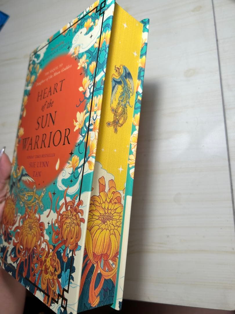 洋書 Daughter of the moon godness (Fairyloot)