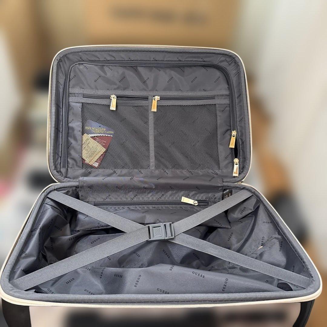 A*y様 GUESS 18インチ スーツケース（TSAロック付）