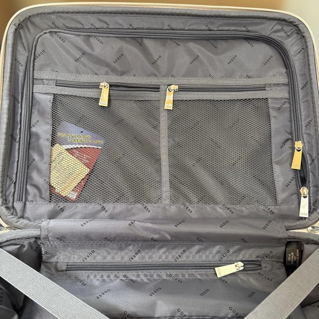 A*y様 GUESS 18インチ スーツケース（TSAロック付）
