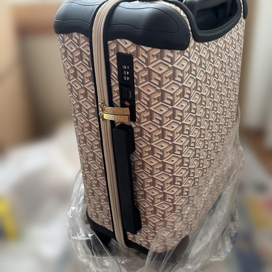 A*y様 GUESS 18インチ スーツケース（TSAロック付）