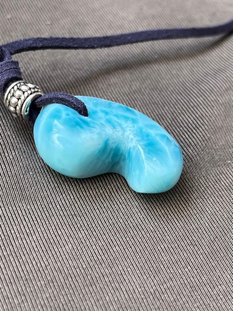 天然石ラリマー☆高品質！勾玉ペンダント☆ラリマーらしい模様が美しい！革紐付き