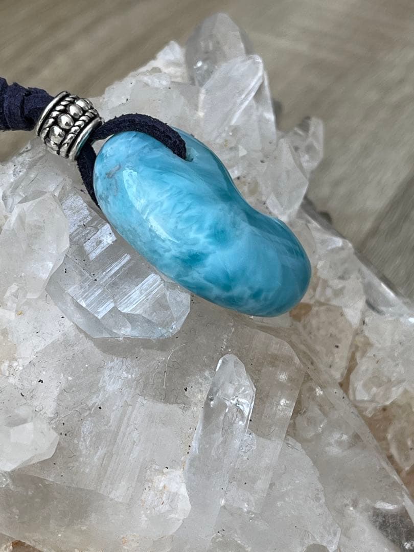 天然石ラリマー☆高品質！勾玉ペンダント☆ラリマーらしい模様が美しい！革紐付き