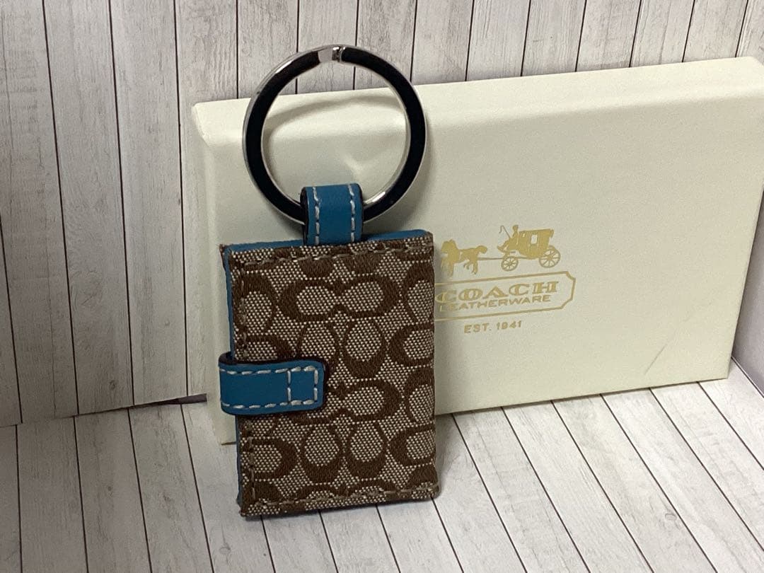 箱付未使用美品コーチCOACH キーリング ブラウン ブルー写真入手帳型チャーム