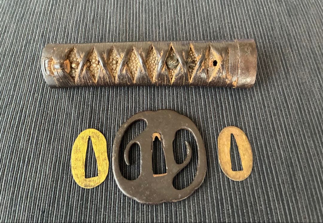 刀装具　脇差　柄前　鉄地縁頭　虎の図目貫　金山風透かし鍔　(江戸時代)