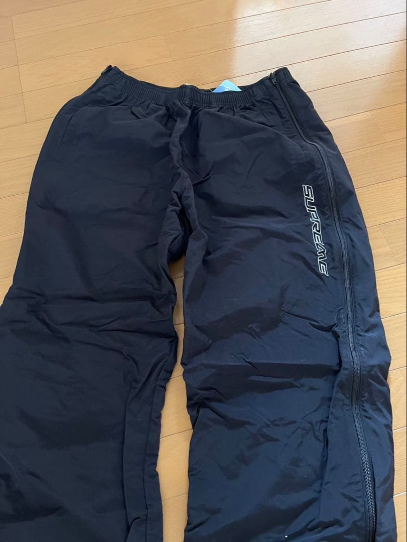 新品Supreme ブラックパンツ ロゴ刺繍付き
