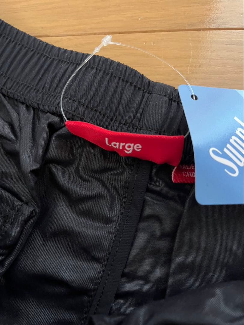 新品Supreme ブラックパンツ ロゴ刺繍付き