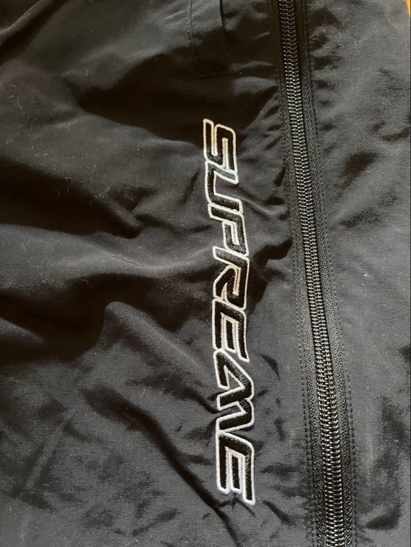 新品Supreme ブラックパンツ ロゴ刺繍付き