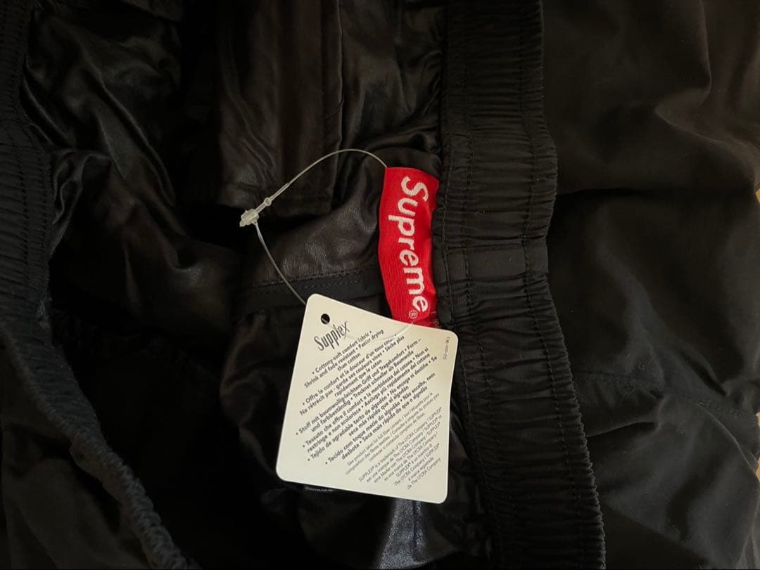 新品Supreme ブラックパンツ ロゴ刺繍付き