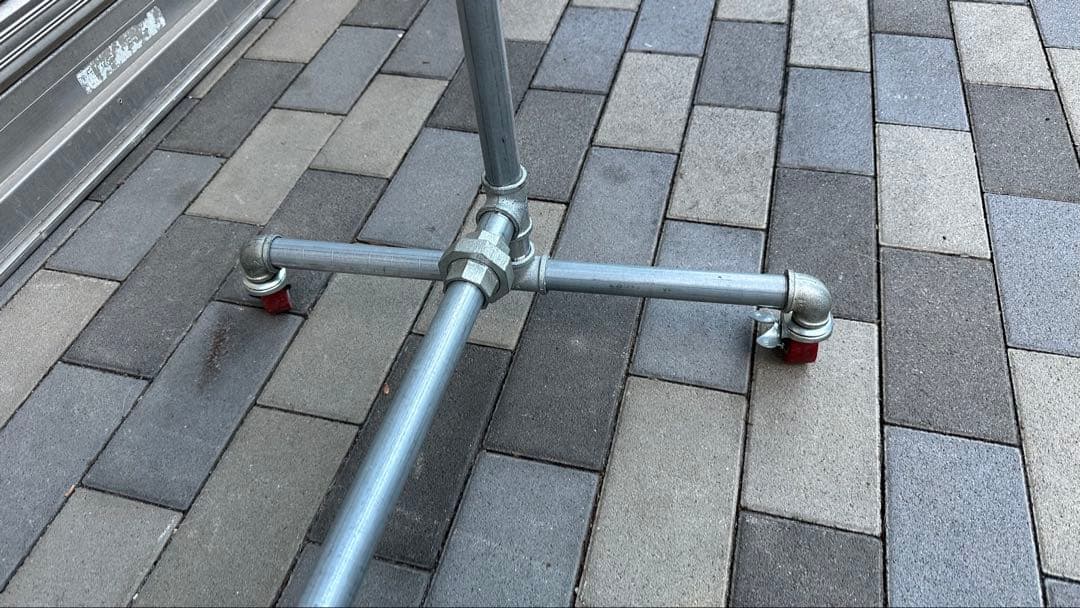 ガス管　ハンガーポール　パイプハンガー　　キャスター付き　ハンガーラック　中古