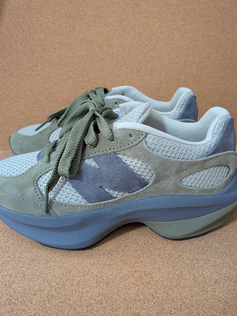 new balanceワープドランナー24.5Dオリーブ　レディース