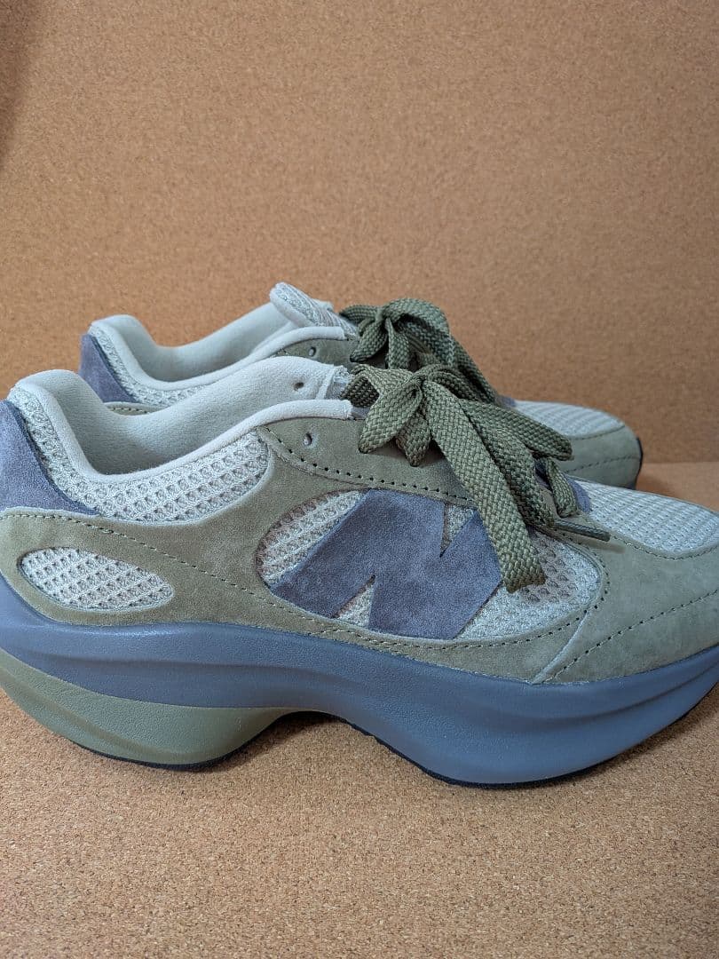 new balanceワープドランナー24.5Dオリーブ　レディース
