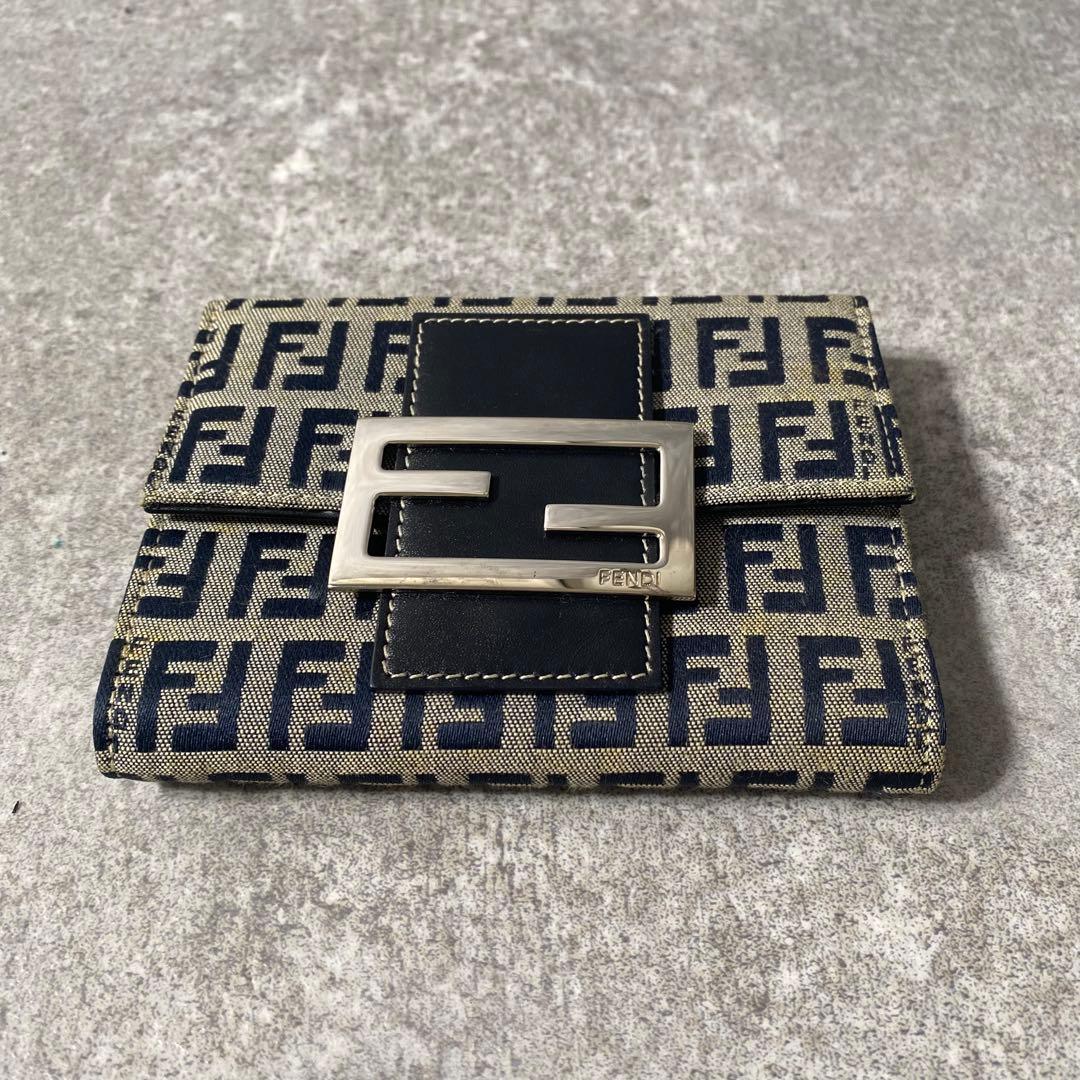 美品　FENDI フェンディ　折り財布　ズッカ柄　マンマバケット　グレー