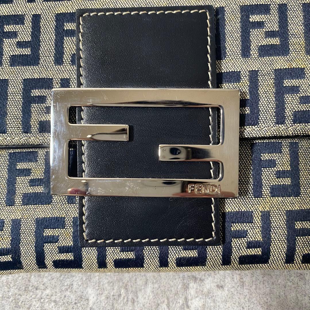 美品　FENDI フェンディ　折り財布　ズッカ柄　マンマバケット　グレー