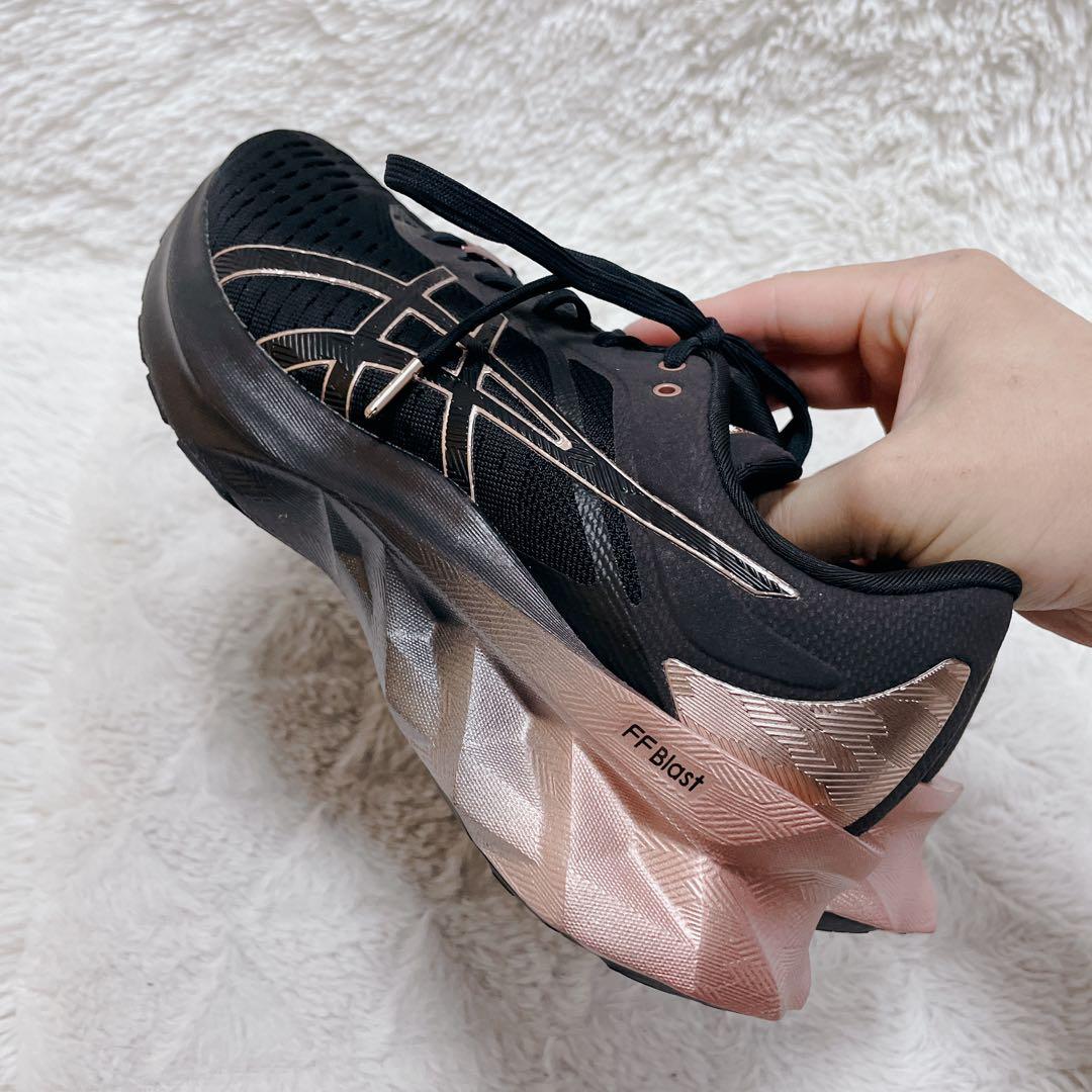 新品　海外限定　アシックス　ノヴァブラスト5 ブラック　24.0 スニーカー