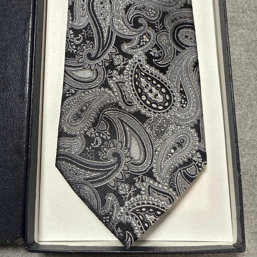 ヴェルサーチ　ネクタイ　グレー　ペイズリー柄　シルクジャガード　派手