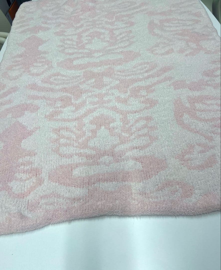 ピンクとホワイトの模様のブランケット