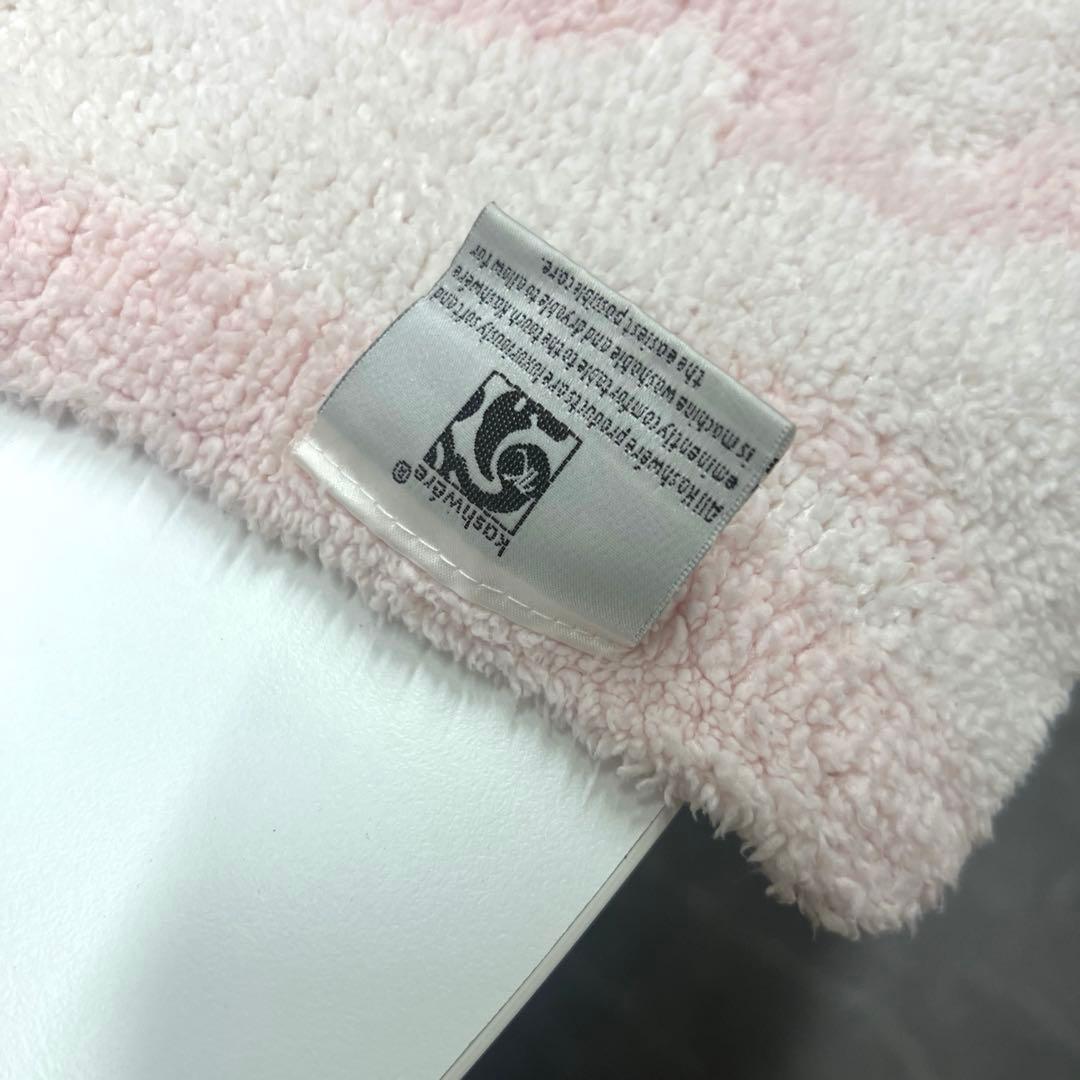 ピンクとホワイトの模様のブランケット