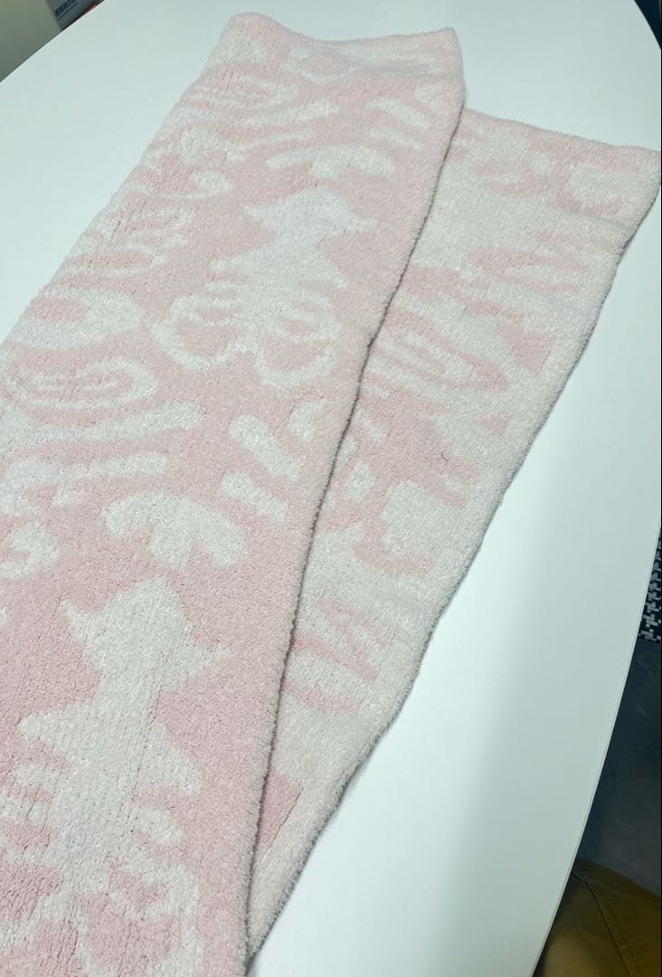 ピンクとホワイトの模様のブランケット