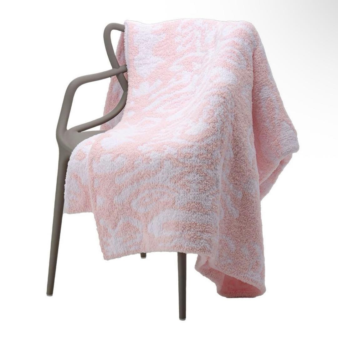 ピンクとホワイトの模様のブランケット