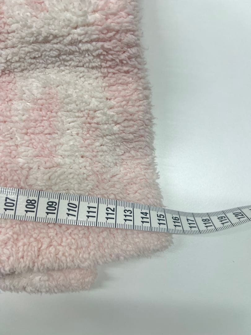 ピンクとホワイトの模様のブランケット