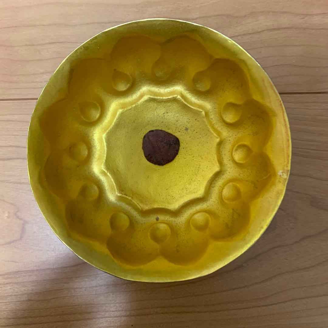 金色 彫刻模様 丸型工芸品
