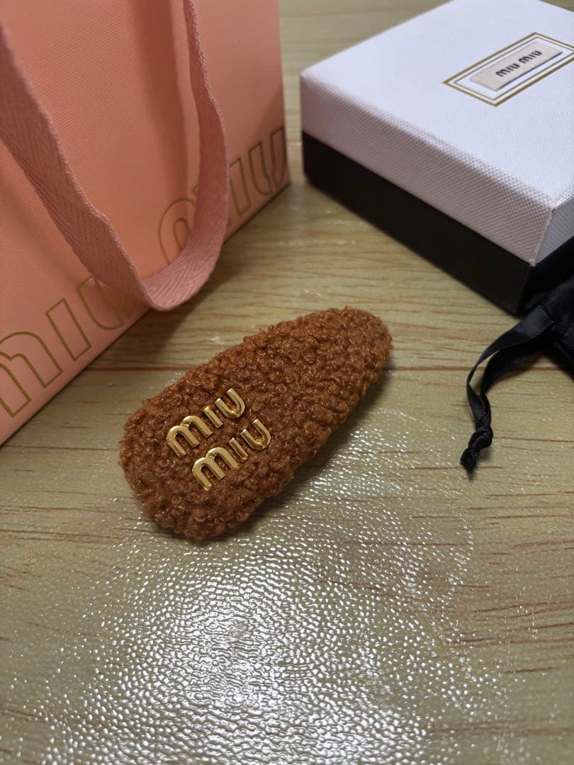 ふわふわ miu miu ヘアクリップ 可愛い色