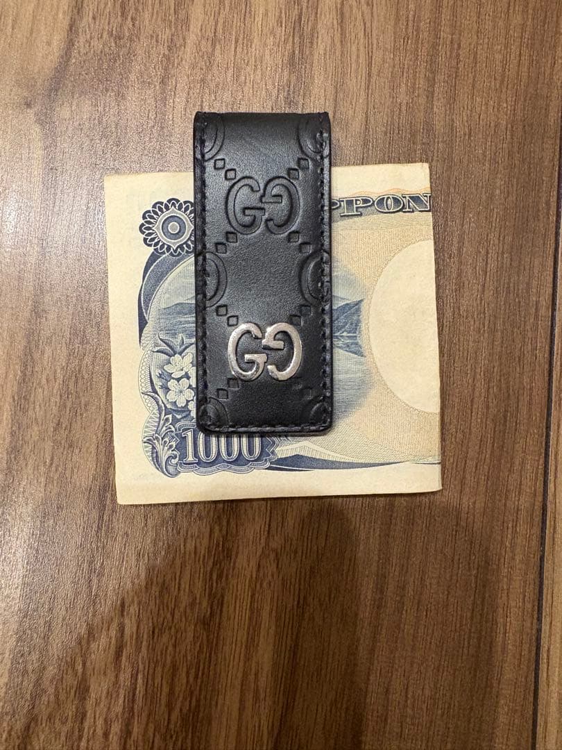 GUCCI エンボス加工レザー マネークリップ