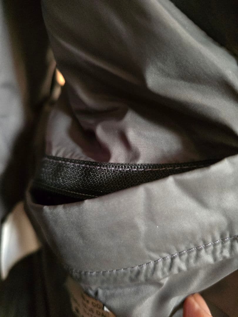 黒 花柄刺繍 ダウンベスト