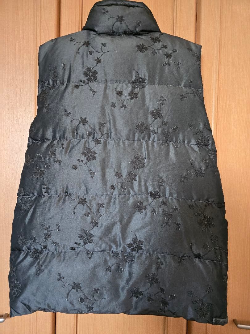 黒 花柄刺繍 ダウンベスト