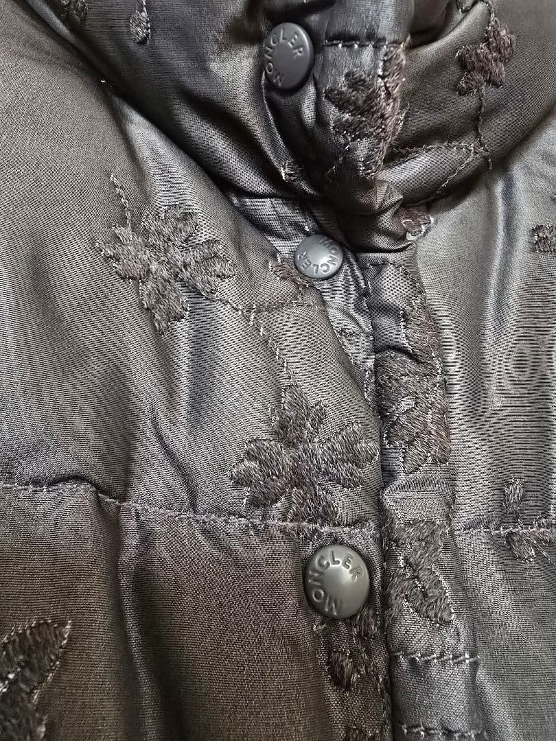 黒 花柄刺繍 ダウンベスト