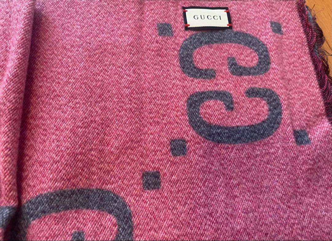 GUCCI ロゴマフラー フリンジ付き