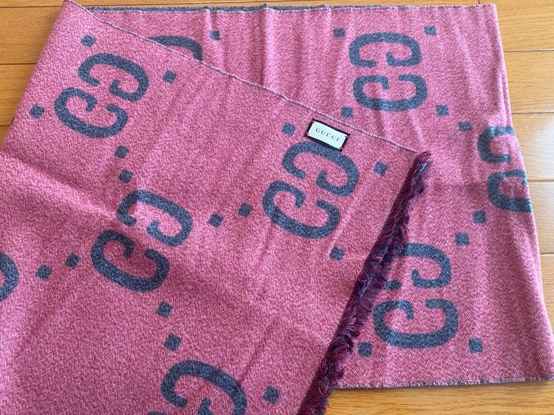GUCCI ロゴマフラー フリンジ付き