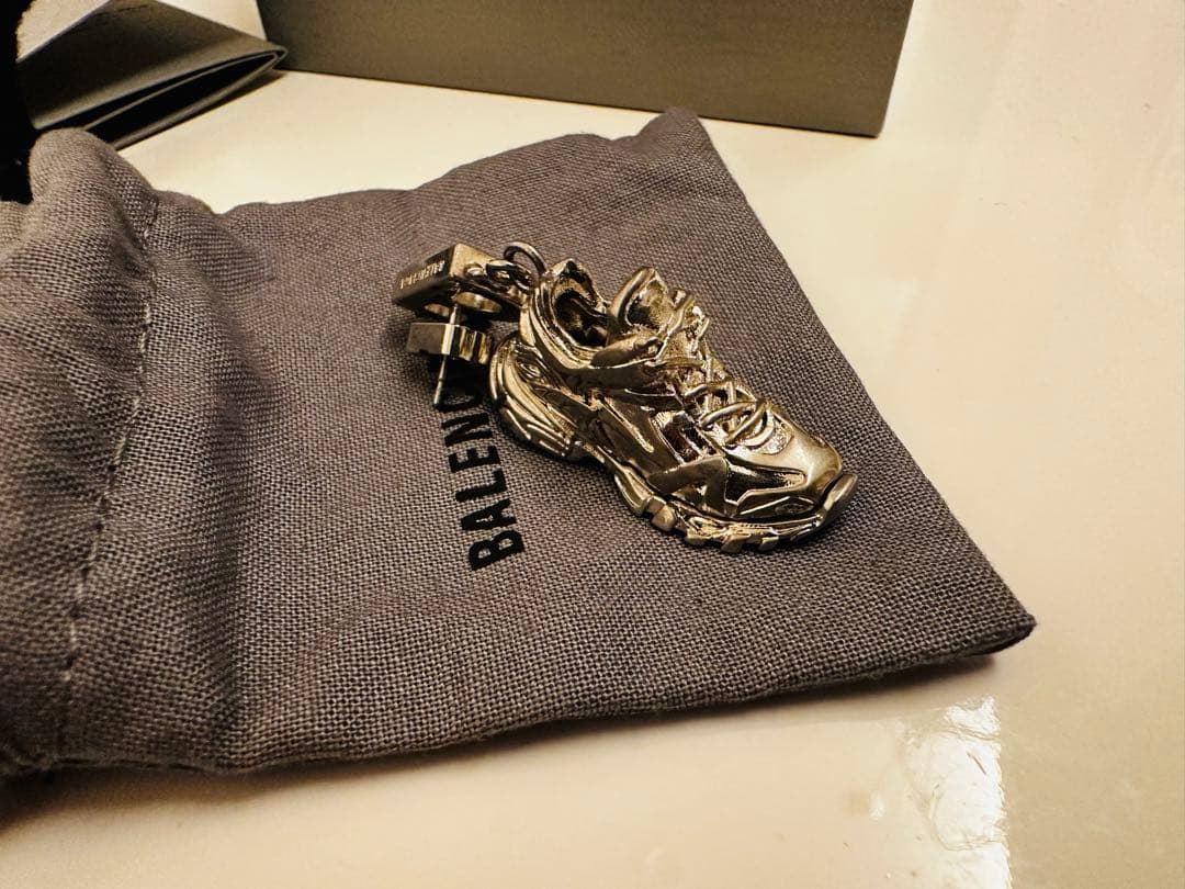 新品　BALENCIAGA スニーカー型　ピアス