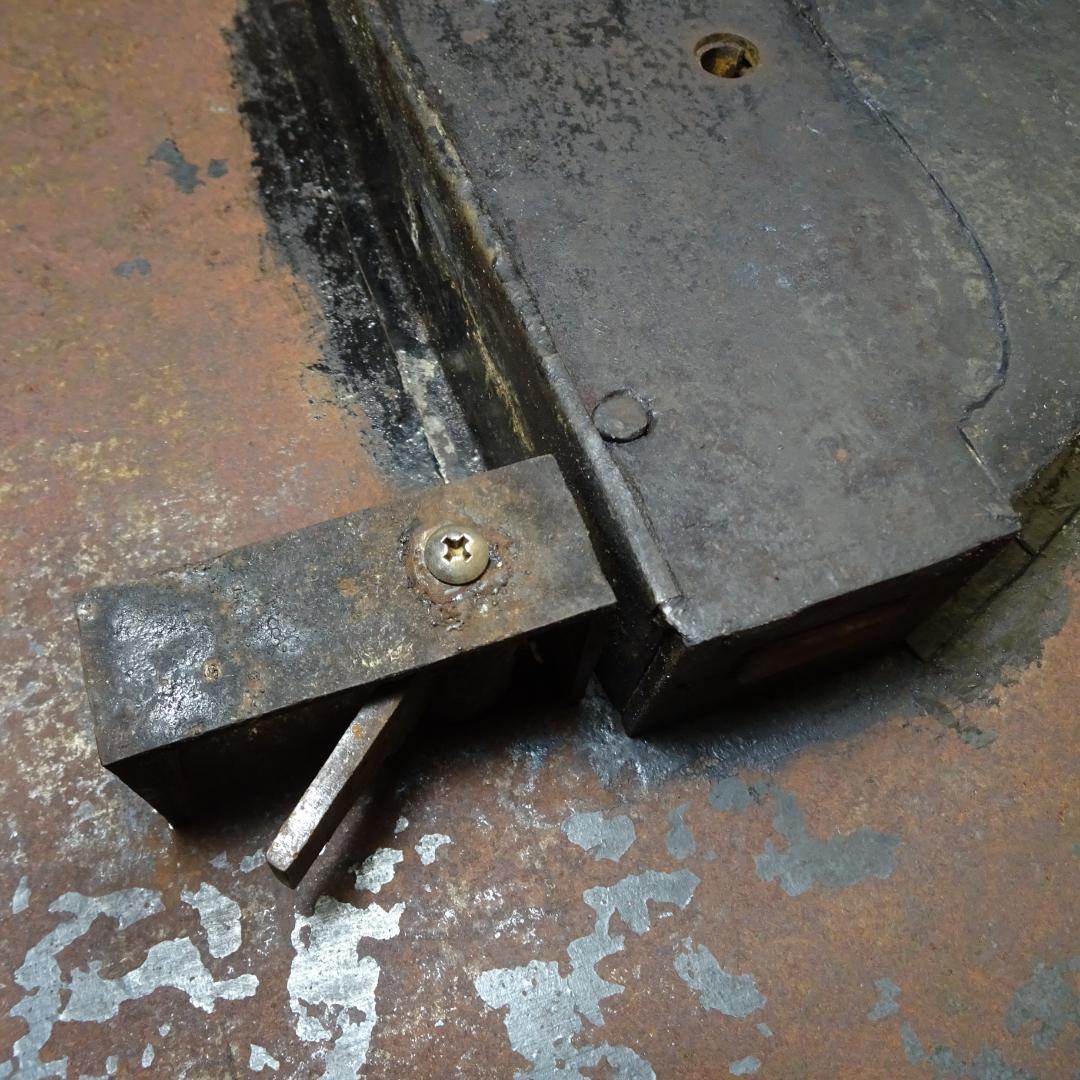 錆び鉄　古鉄　蔵 金具　鍵付き　アンティーク　古民具　オブジェ　土蔵の蔵戸の金具