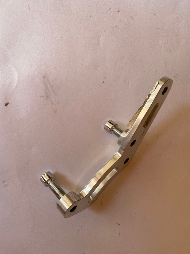 アレンネス　フロントキャリパーステー　02-852