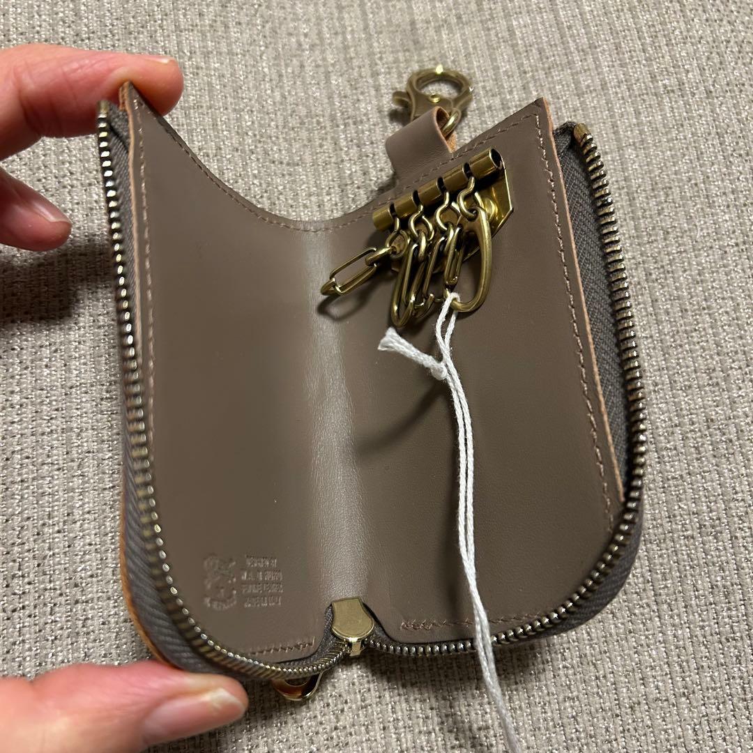 未使用　美品　IL BISONTE レザーキーケース グレー