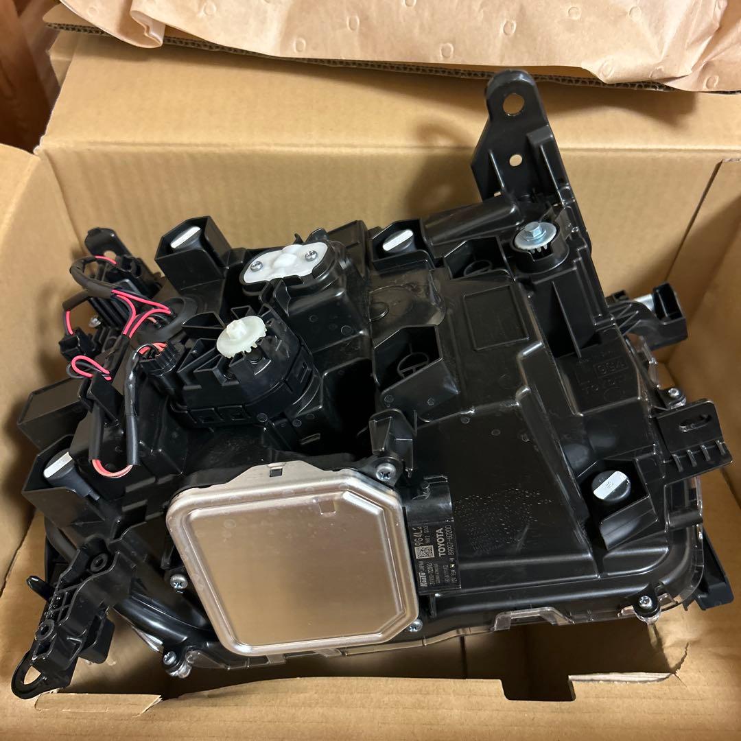 【新車外し】ランドクルーザー 250 VX 純正ヘッドライト 左右　角目