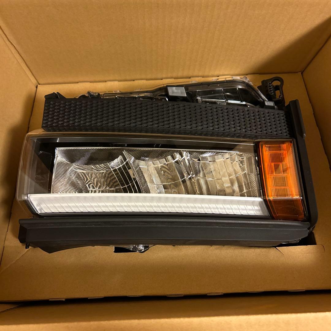 【新車外し】ランドクルーザー 250 VX 純正ヘッドライト 左右　角目