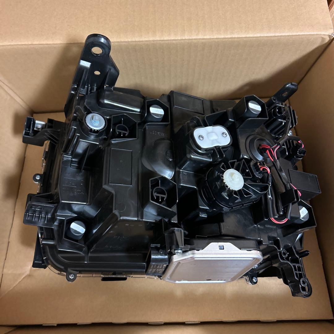 【新車外し】ランドクルーザー 250 VX 純正ヘッドライト 左右　角目