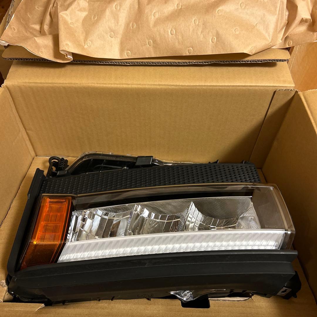【新車外し】ランドクルーザー 250 VX 純正ヘッドライト 左右　角目