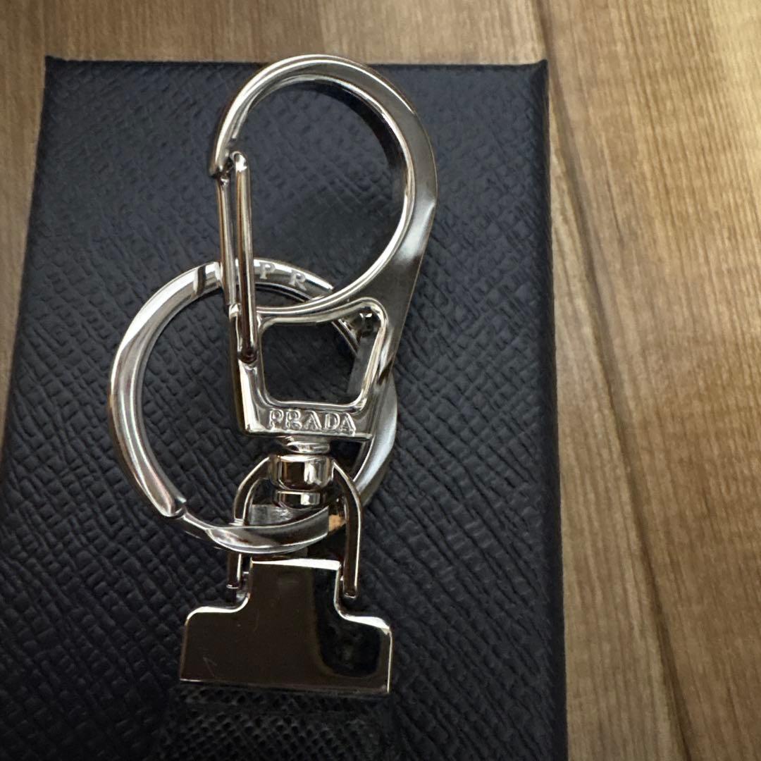 みいPRADA ブラック レザー キーリング