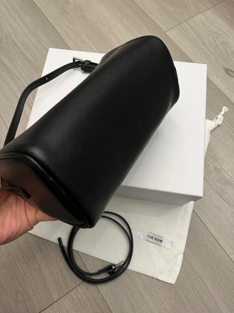 THE ROW ブラックレザーショルダーバッグ