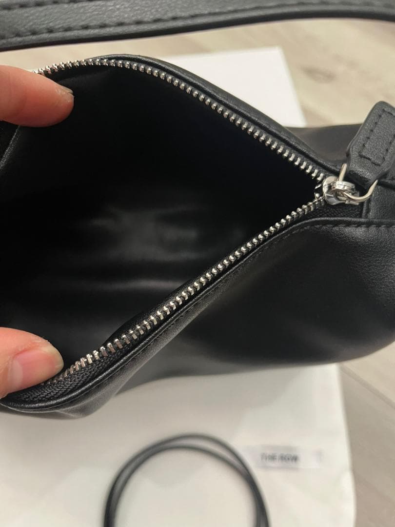 THE ROW ブラックレザーショルダーバッグ