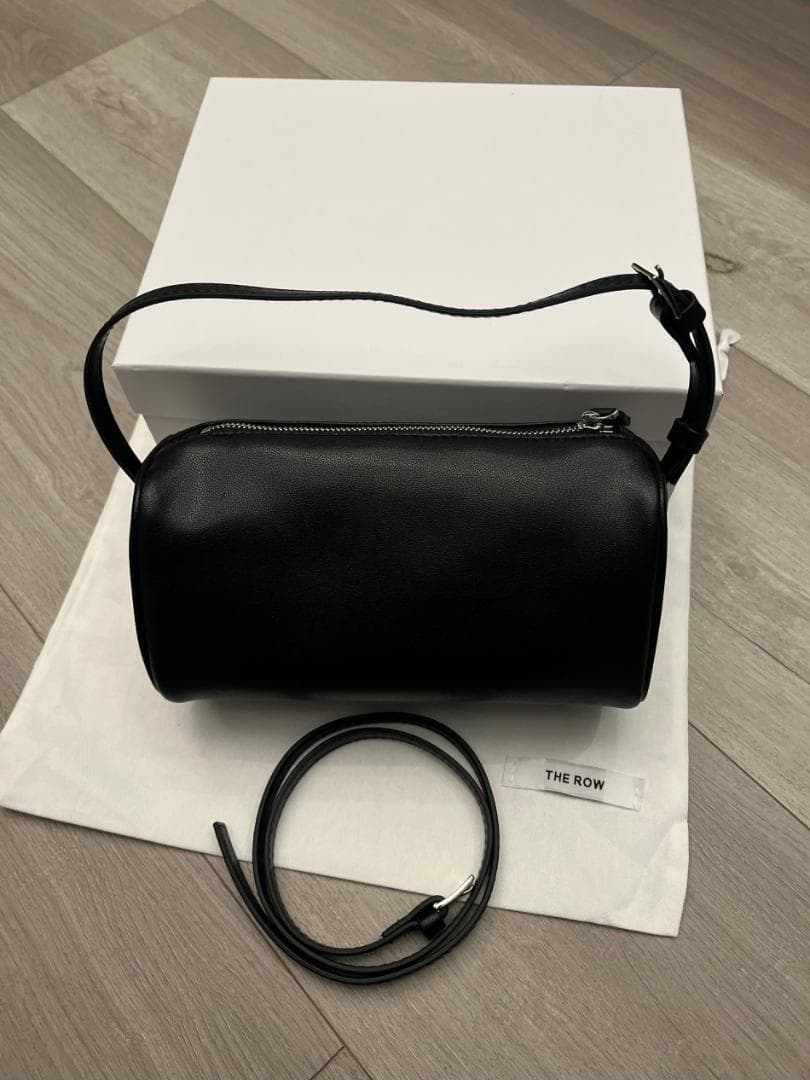 THE ROW ブラックレザーショルダーバッグ