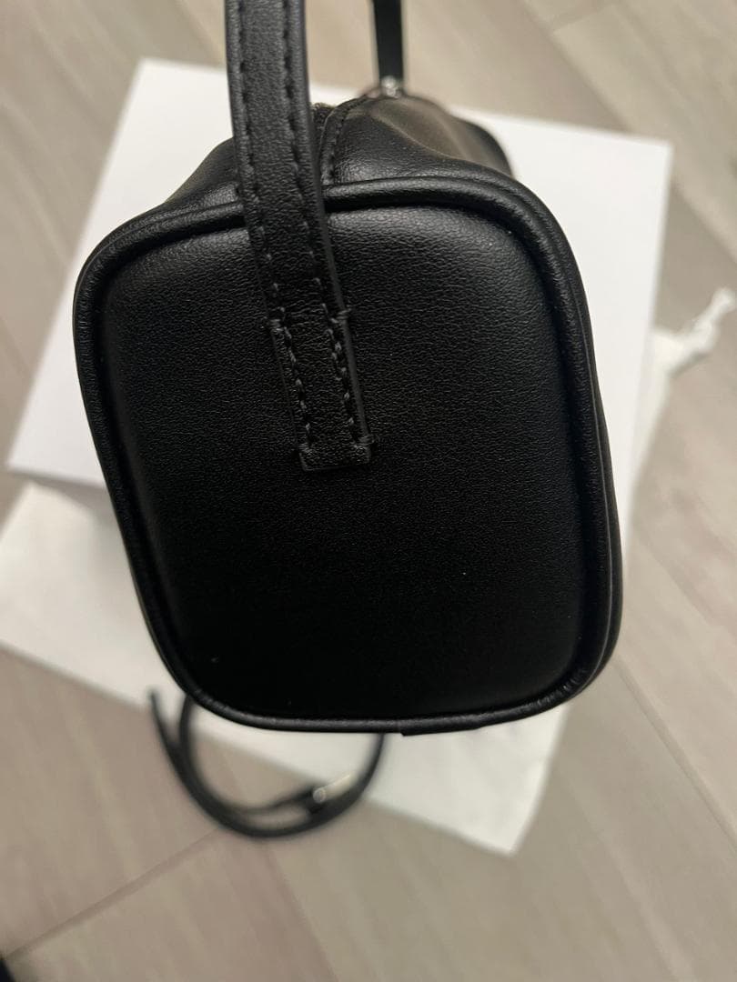 THE ROW ブラックレザーショルダーバッグ