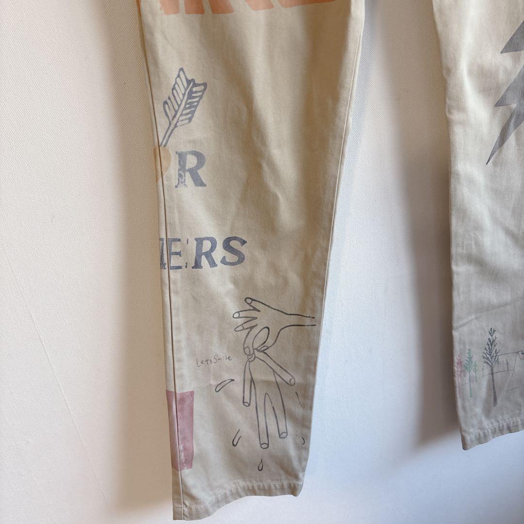 5825レミレリーフ チノパン 落書きプリント　日本製　メンズ　個性的　コットン