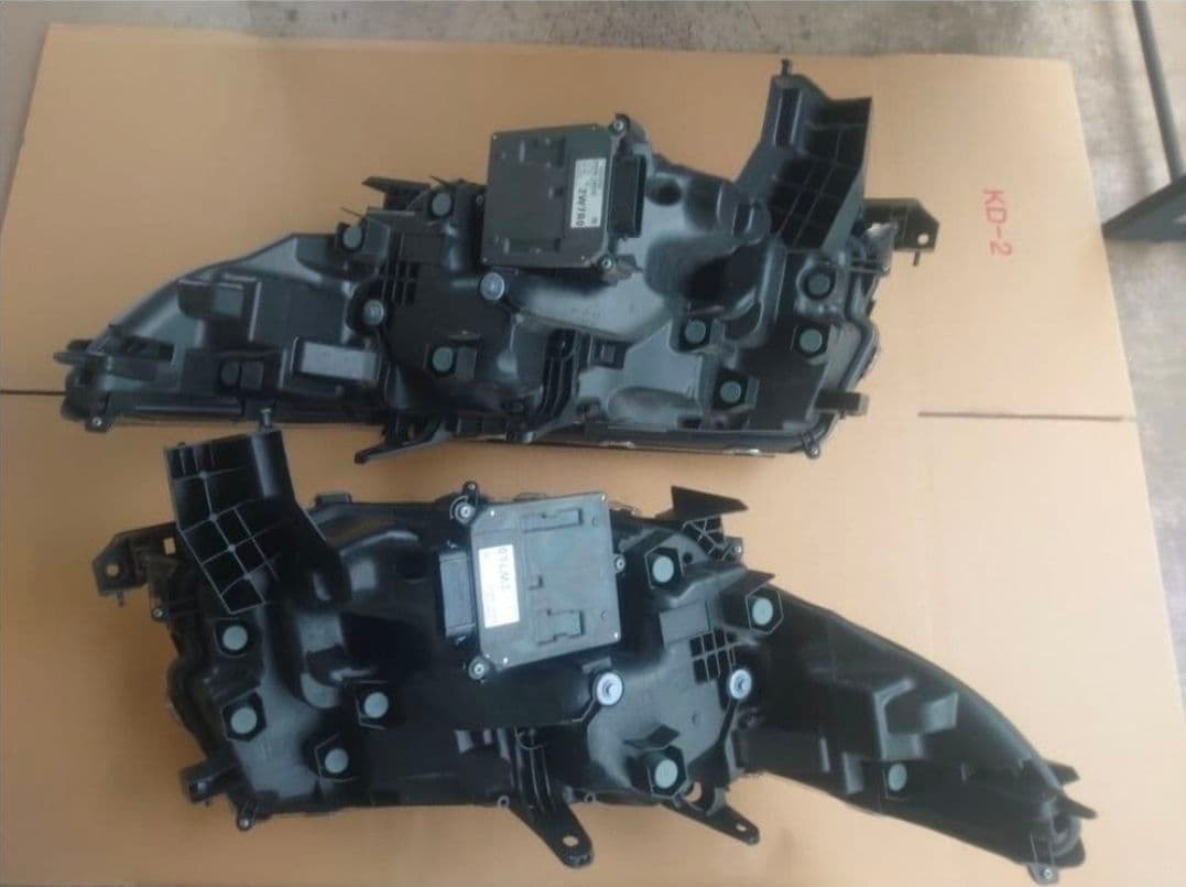 ３０後期 アルファード ３眼 LEDヘッドライト左　右　（ナ）