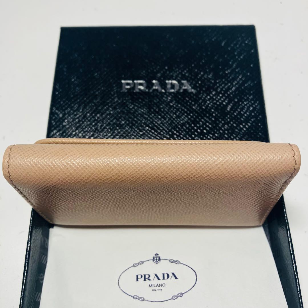 極美品　プラダ　ロゴ　サフィアーノレザー6連キーケース　ベージュ系　1M0222