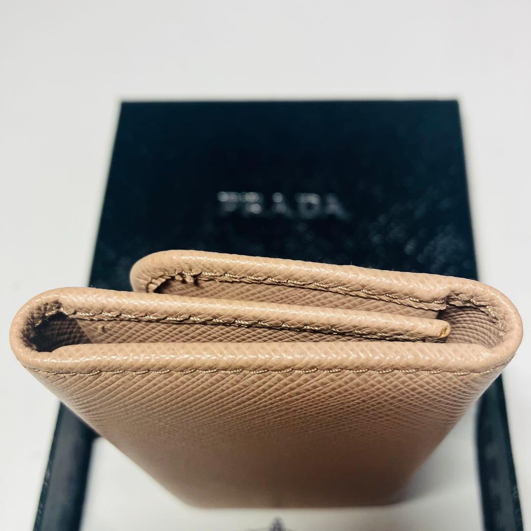 極美品　プラダ　ロゴ　サフィアーノレザー6連キーケース　ベージュ系　1M0222