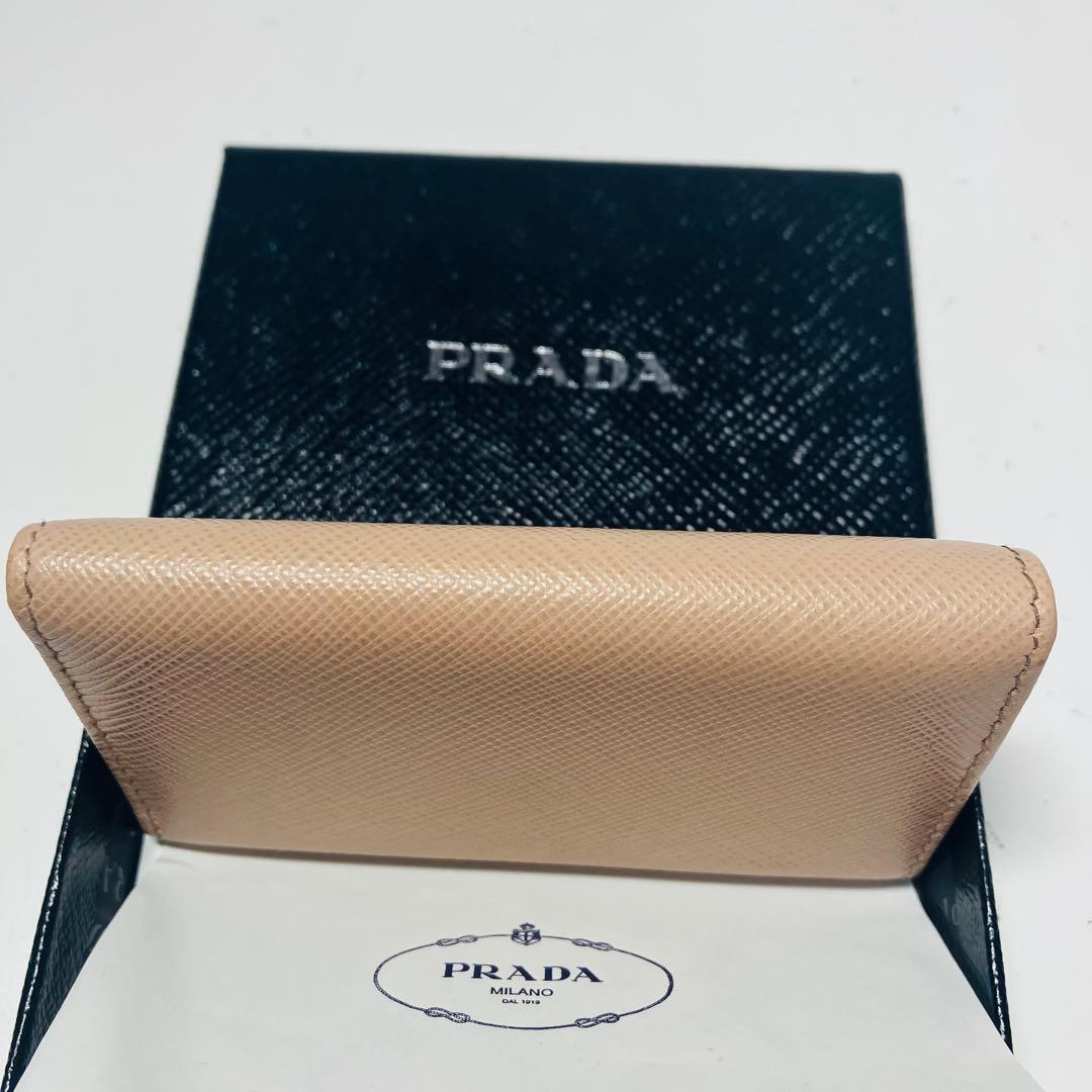 極美品　プラダ　ロゴ　サフィアーノレザー6連キーケース　ベージュ系　1M0222